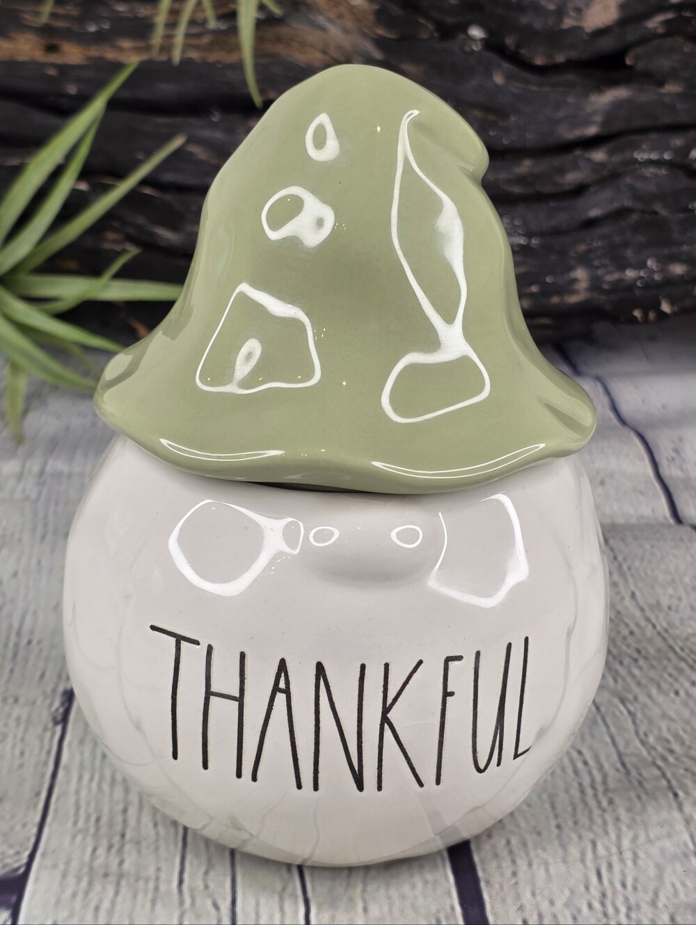 Rae Dunn THANKFUL Gnome 10.7 oz Candy Apple Scented Candle